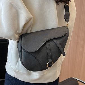 Shoulder Bags Luxurys Saddle Handbag Shoulder Bags Crossbody Top Quality Fashion Women Classic Leather Bag Clutch Totes Wallets Ladies Purse Handbag saddle bag