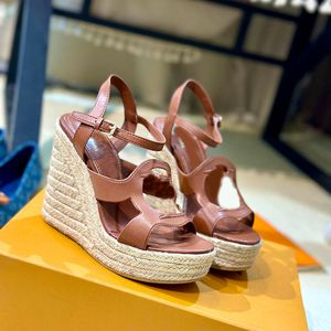 Kama sandalet kadın tasarımcı topuklu platform ipi taban kahverengi lüks sandal yaz plaj ayakkabıları parti dükkanları peep ayak parmağı metal toka patent deri kauçuk açık havada
