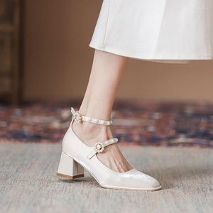 Klänningskor Kvinnors pumpar 2024 Autumn Fashion High Heels Women Korean Style Versatile Mary Jane Chunky Heel Pearl Buckle Party