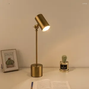 Пофетные молотки для спальни прикроватная настольная лампа Минималистская современная эль -исследование