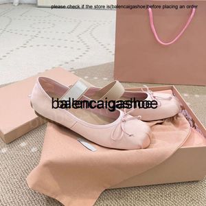 Miui Ballet Womens Shoes Boat Shoes Designer Brand Bow Flat Bottom Mary Jane Удобная ретро-эластичная полоса Черно-белая розовая серая красная коричневая повседневность 35-42TN Miumiuss