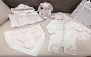 Instock Top Luxusmarke Baby039s Einpiece Kletterkleidung Lätzchen Hut Baby Bademantel Quilt und Stoffpuppe ganze Set Baby Kits1760569
