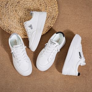 2024 Spring och Autumn New Green Sports Board Shoes Fashionabla White Breattable Versatile Casual Shoes Gai Gai