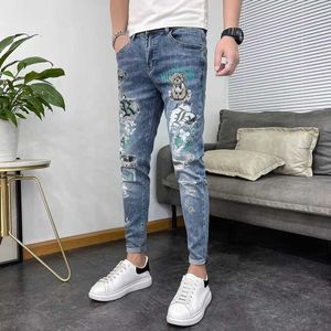 Mäns jeans Nya koreanska sommarmode Luxury Mens Classic med Bear Print Elastic Hip Hop Casual Street Clothing Boyfriend Q240427