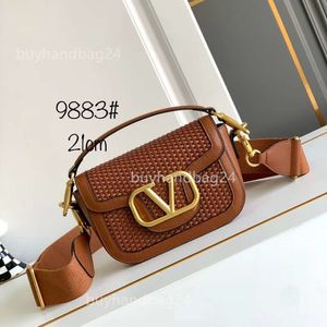 V-button Designer Cross Valentyno Hollow Bag Vslings Handmade Summer Small 2024 Stud Pure Vlogoo Woven Event Bags Square Crochet New Shoulder UGO5