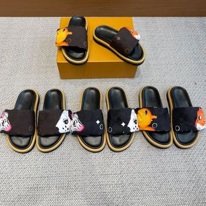 Подушка бассейна Flat Comfort Mule 1AD3AQ Дизайнерские сандалии мулы роскошные мулы жены мужские мулы нейлоновые мулы Мул праздничный мулы классические повседневные мулы прекрасные мул 35 46