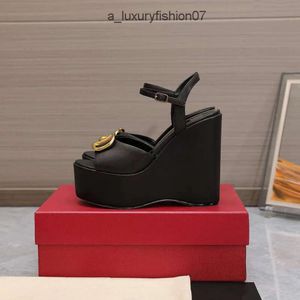 2023 Fashion High Heels Womens Sandals Thick Soled Leather Wedding Shoes Fishmans Shoes Luxury Female Designer Wild Wedge Bekväm Sa Yslheels Yslliness 5faf