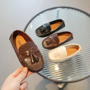 Kinderschuhe Neue Kinder Erbsen Schuhe Rindfleisch Sehne Weich Soled Baby Kleinkind Schuhe weiße, schwarze, braune Jungen Mädchen Lederschuhe Fransen Freizeit Kinder Schuhe Schuhe