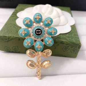 Designer Brand Simple Double Letter Brosches Blue Flower Geometric Sweater Suit Collar Pin Brooche Fashion Mens Womens Crystal Rhinestone Brosch Wedding Jewelry