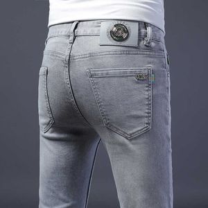 Minimalistisk 2023 och mångsidig avslappnad leggings europeiska män tunna trendiga tvättade smala passformgrå jeans