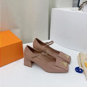 مصمم أزياء مصمم Sheepskin Slingback Slingback Sandals Head Onder Fashion Tropoatile Work Luxury Shoes Swice Heel Cyp Square Pump BQQJ