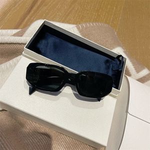 Sıradan Bayan Güneş Gözlüğü Lady Triangle Beach Tasarımcı Güneş Gözlüğü Erkekler Lunette De Soleil Homme Mektup Goggle Charm Yüksek Kalite Popüler MZ130 H4