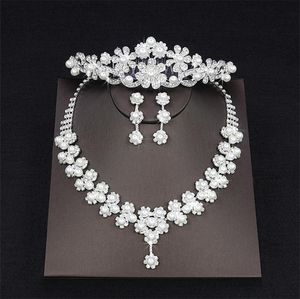 Billiga pärlor Drop Rhinestone Wedding Jewelry Set Halsband Krona Tiaras Crown Earrings Headwear Beading Three Piece Party Bridal AC3090419