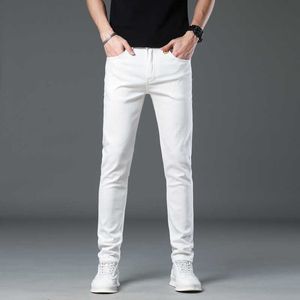 Vit 2023 High-End Light Luxury broderade jeans Män trendiga elastiska smala passformade små raka byxor