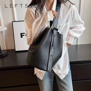 Retro linde Retro kleine, farbene Leder -Umhängetaschen für Frauen 2023 Designerin Koreanische Mode weibliche Handtaschen Achselstasche 240425