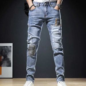 Męskie dżinsy wiosenne modnie męskie swobodne elastyczne spodnie łatkowe Wysokiej jakości szczupły dopasowanie Blue Hip Hop Street Clothing Autumn Spodni Q240427