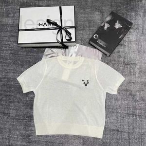 女性用Tシャツデザイナーラグジュアリー24春/夏ファッションシンプルなゴールドとシルバーシルク薄編み半袖女性21ha