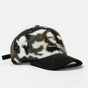 Vinterlamm Woolen Baseball Cap för män kamouflage figur Ourdoor Warm Corduroy BRIM Multi Color Justerbara kvinnor Skull Cap 240423