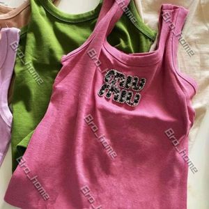 Дизайнер Miui Рубашка женский жилет Tee Summer Womens Fashion Sexy Cotton Nail Bead Письма с туго подходящим жилетом Новый подвеска для поглашения топ -рубашка Miui