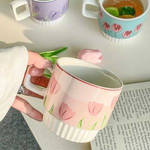 Canecas 200 ml xícara de cerâmica xícara de flor de tulipa menina fofa sentindo água xícara de casal casal de café xícara de cozinha de cozinha copo criativo j240428