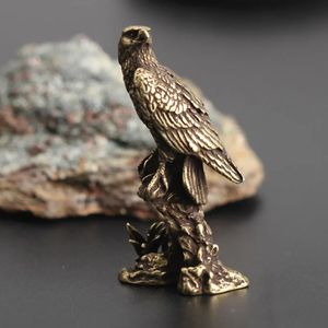 Eagle Statue Rzeźba ręcznie robiona ornament vintage miedziany ptak figurka domowa biuro biurka zwierzęce dekoracja 240418