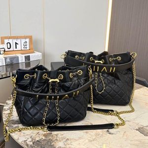 10A Fashion Black Black Grande Affermazione delle spalle Donne Latta Bratta Hardware Varbatura Borsa Luxury Borse Diamond Lettering 27 cm Aldu