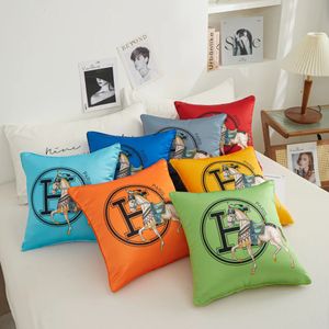 Modern simples estilo simples tributo Cushion Letra de apresentação H Cavalo de casas impressas CASE Decoração de casa Decoração de carro Passagem de assento 240428