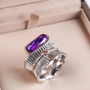 Clusterringe Retro Bohemian Style Width Ring Eingelegtes Fuchsia Stone Zwei -Ton -Design -Finger für Frauen Persönlichkeit Vintage Jewelry