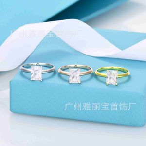 女性バンドTiifeniy Ring Jewelry New Square Four Claw Imitation Mosan Diamond for White Pure Gold Plating on White Copper Stylish and Simple