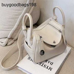 Designer -Tasche Frauen Handtaschen 2024 Sommer neuer Doktor Bill of Lading Schulter Litchi Muster Messenger Solid Color Tote 2es0