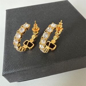 Lüks marka v mektuplar daire tasarımcı küpeler kadınlar 18k altın retro vintage içi boş 2024 bahar yaz parlaklığı elmas zirkon aretes brincos küpe yüzük takılar