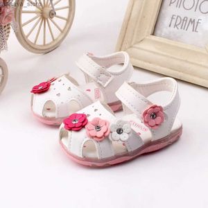 الصنادل طفلة LED SANDALS Summer Sweet Baby Toddler Shoes Flower Flower Princess Sandals Soft Baby Beach Shoesl240429