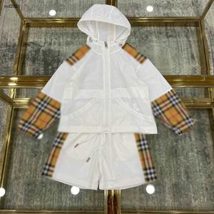 Mode Baby Tracksuits Sommer Sonnenschutzmittel Kids Designer Kleidung Größe 100-160 cm Checker Spleißdesign Kapuzejacke und Shorts 24APRIL