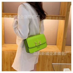 Lyxvarumärkesväskor designer kvinnors väskor populära kvinnors handväskor för ny trendig textur fast färg axelväska enkel och liten fyrkant