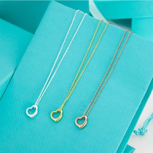 Fashionabla hjärtformad hänghalsband för kvinnor Luxury Charm Necklace Classic Designer Halsband Rostfritt stål 18K Guldhalsband