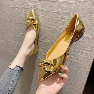 Lässige Schuhe Patent Ledermetallkette Mokassins Femme Heels Slebringe Frauen spitzs Zeh Shiny Crocodile Muster Flats Frau 2024