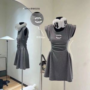 Designerska spódnica damska wydrukowana z modnymi listami marki, małą latającą sukienkę, damską okrągłą szyję plisowaną talię A-line spódnica