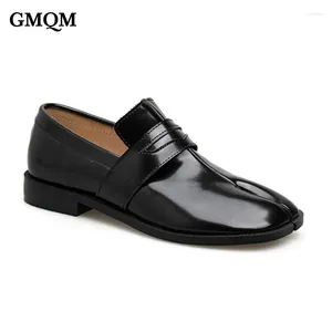 Elbise ayakkabıları gmqm marka moda kadınlar 2024 loafers slip-on patent pu bölünmüş ayak parmağı floplar flats İngiliz tarzı ofis bayan