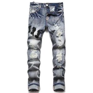 Mäns jeans high street broderi män rippade streetwear punk stil byxor för man smala mode små fötter q240427