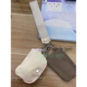 Luxurys Dual Pouch Wristlet Clutch Bag Lu Women Keychain Designer Wallet Waterproof Mini Yoga Bag Läckbar nyckelkedja 380