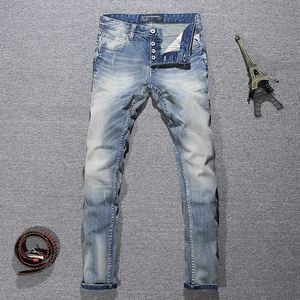 Итальянский стиль мода мужские джинсы ретро светло -голубые эластичные тонкие подъемы к пуговицам брюки винтажные дизайнерские джинсовые штаны 240420