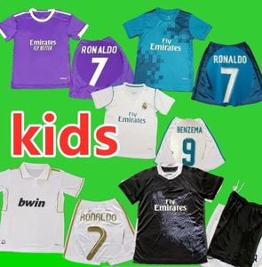 Klasikler Kid Kit Real Madrid Retro Futbol Formaları 11 12 13 14 15 16 17 18 Benzema Ronaldo Kaka Zidane Sergio Ramos Modric Balya Finalleri Vintage Futbol Gömlek
