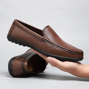 Äkta läder män skor avslappnad lyxmärke män loafers italienska mockasiner andas slip på män kör skor chaussure homme 240422