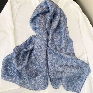 Ein sehr einfach zu passender Blumen -Denim -Blue Mulberry Seidenschal verdickte 105 cm Quadratschalschalel