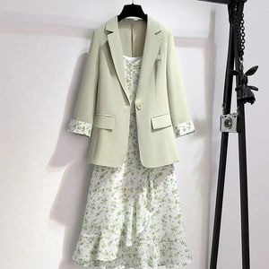 Vestidos de trabalho O suspensório floral verde serve para mulheres 2024 Vestido de temperamento da primavera e jaqueta blazer moda de duas peças conjuntos