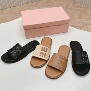 Mm lyxiga sandaler väver tofflor sandalplattform raffias tofflor designer kvinnor män sommaren platt häl casual flip flops utomhus pool reglage strandsko