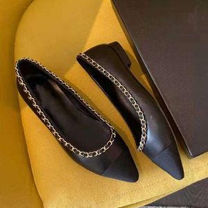 シャネルズレザー最高品質の高品質のフラット本物の女性靴高級デザイナーゴールドチェーンスリップオンポイントトゥー302