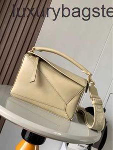 Loeiwe High End Designer Bags 여성 푸즐 시리즈 새로운 지오메트리 가방 카우 히드 싱글 어깨 대각 길