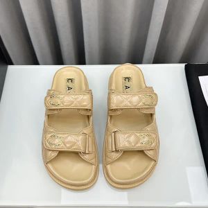 Sandálias de designer de moda de alta qualidade Sandálias chinelas de couro genuíno preto homem branca homem strap strap sliders sliders moda de verão sapatos clássicos tamanho 35-42 a10