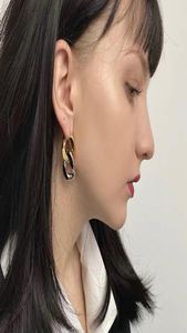 Kvinnors örnstänger dinglar ljuskronorörhängen europeiska och amerikanska unika formade B Letters Pendant Shiny Non -Fading Brass Earring 7318196